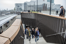 910764 Afbeelding van de trap die naar Utrecht Centraal leidt, met op de achtergrond de Moreelsebrug en de Rabobank ...